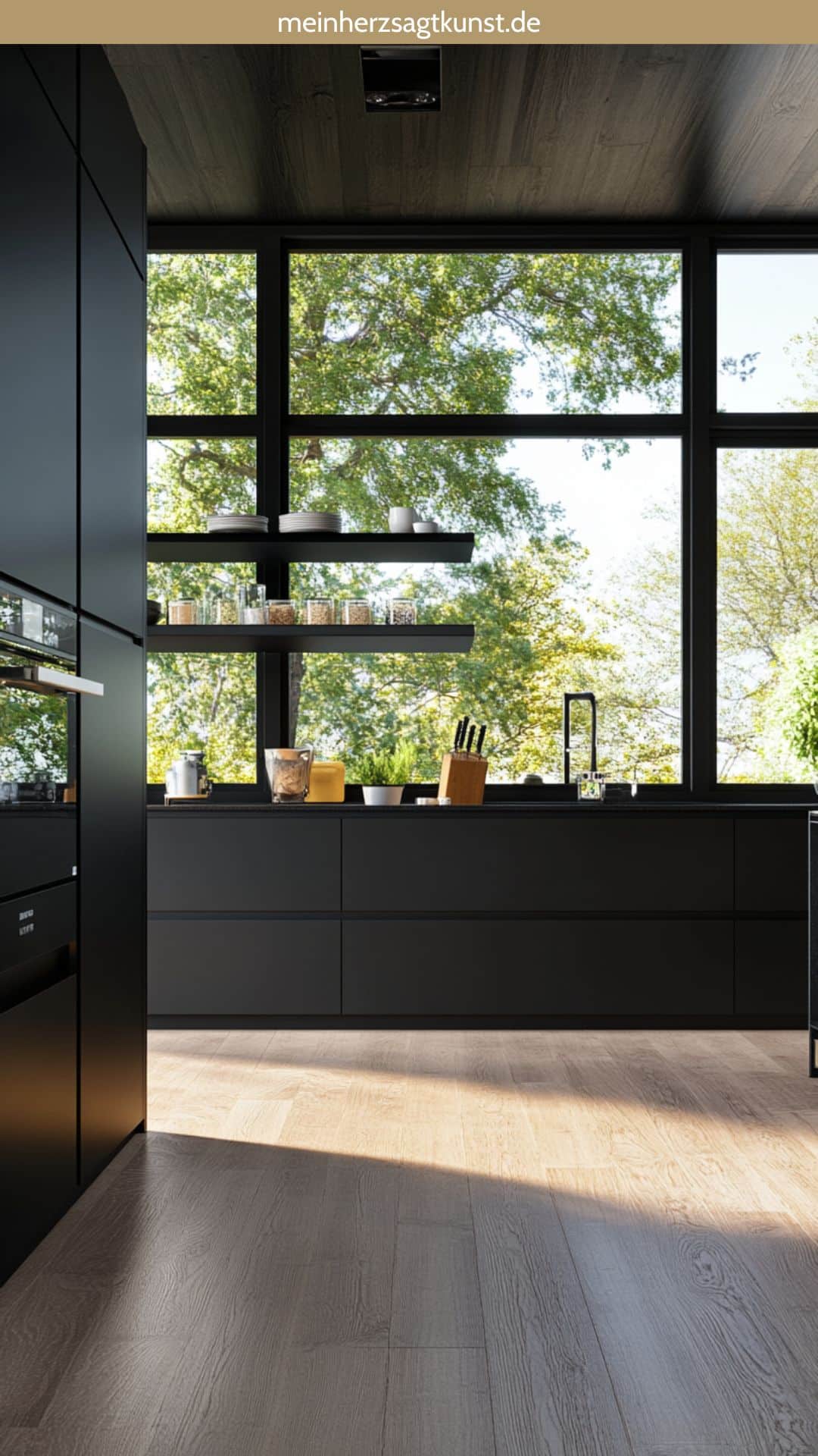 Matte schwarze Küche mit großem Fenster