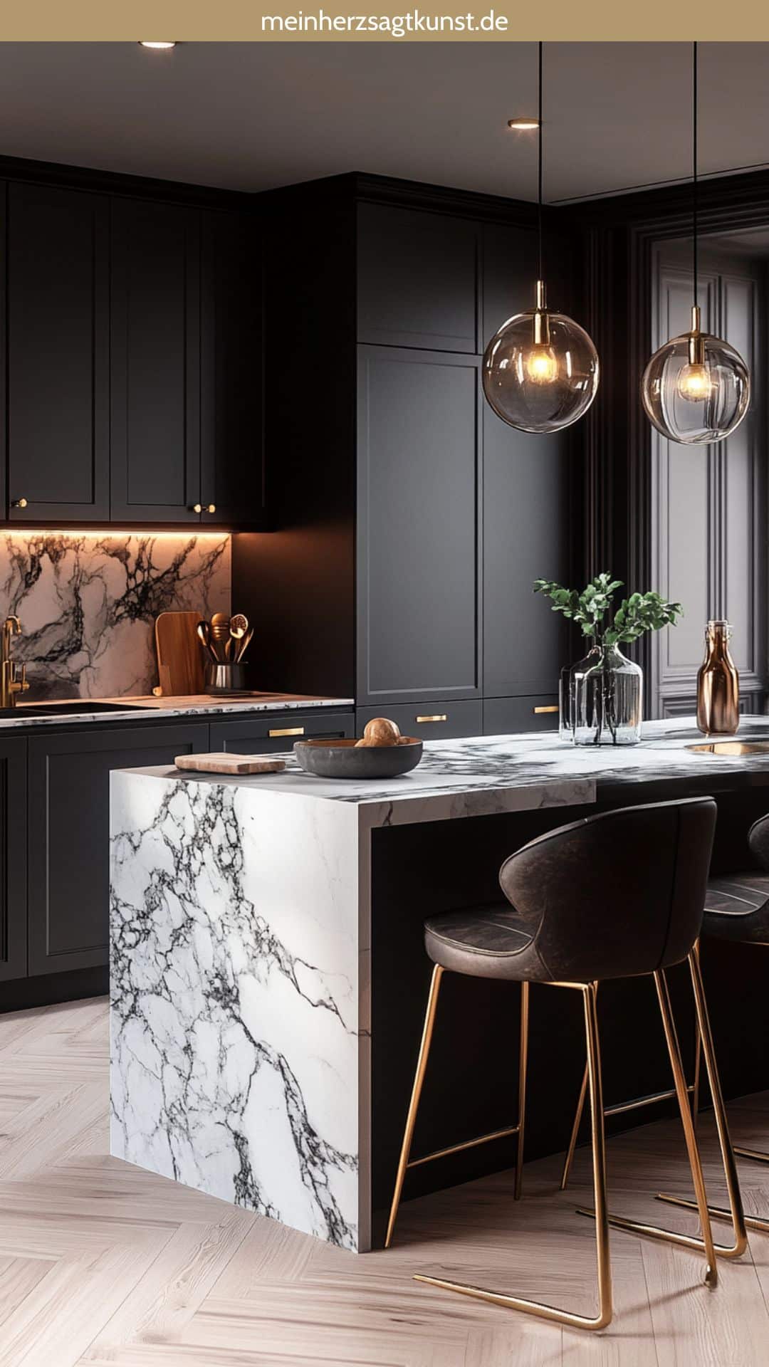Schwarze Küche mit weißem Marmor