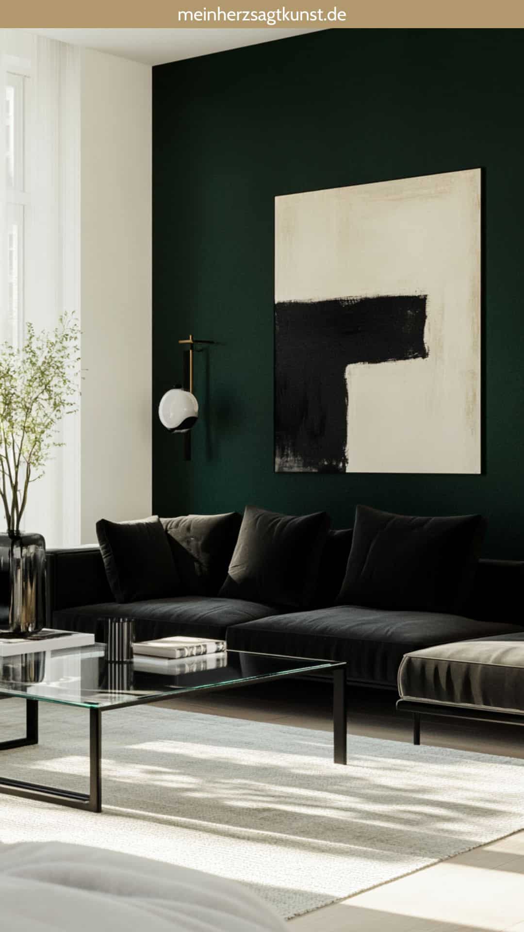 Modernes Wohnzimmer mit grüner Wand und dunklem Sofa