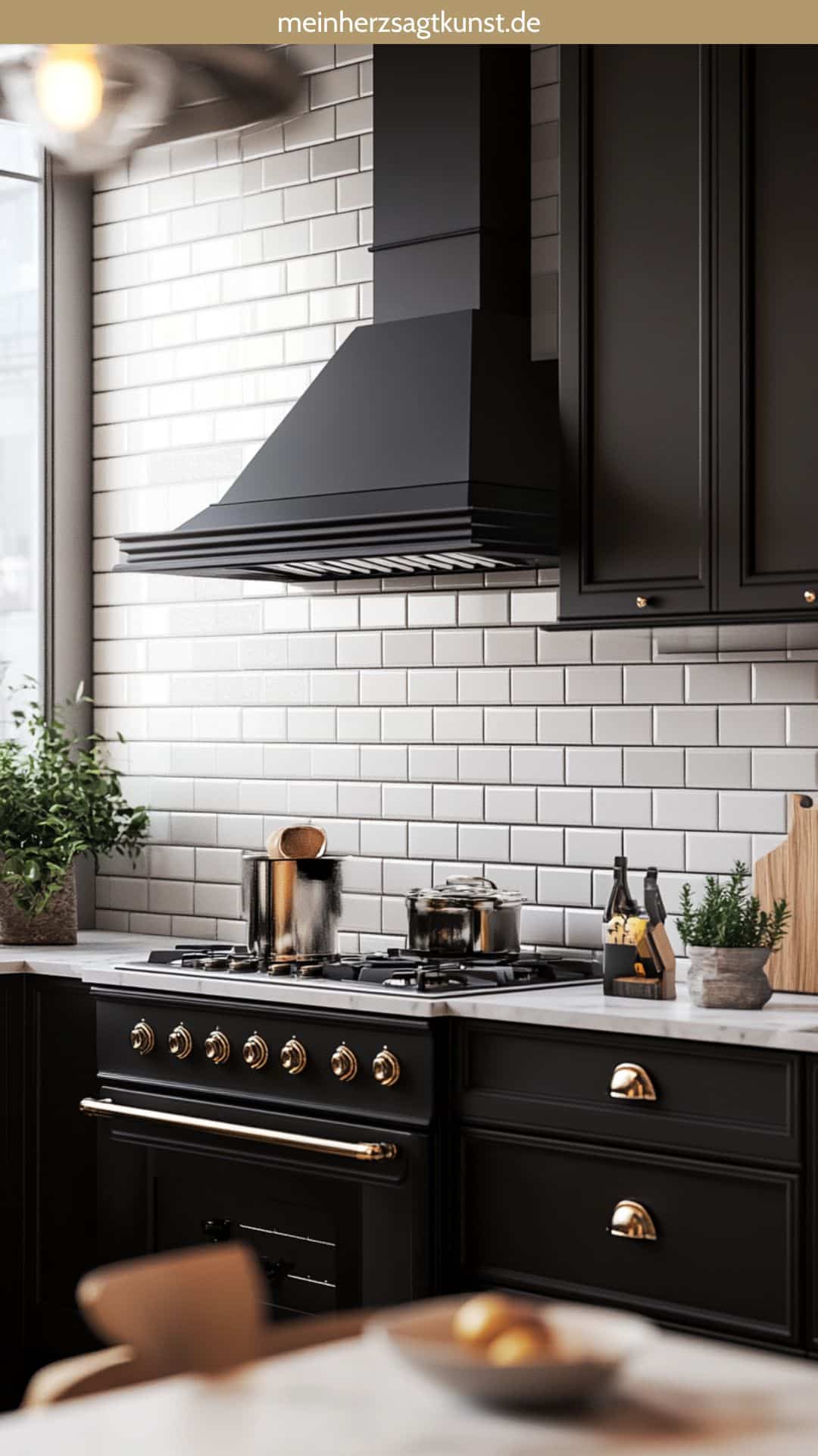 Schwarze Küche in matt mit weißen Fliesen