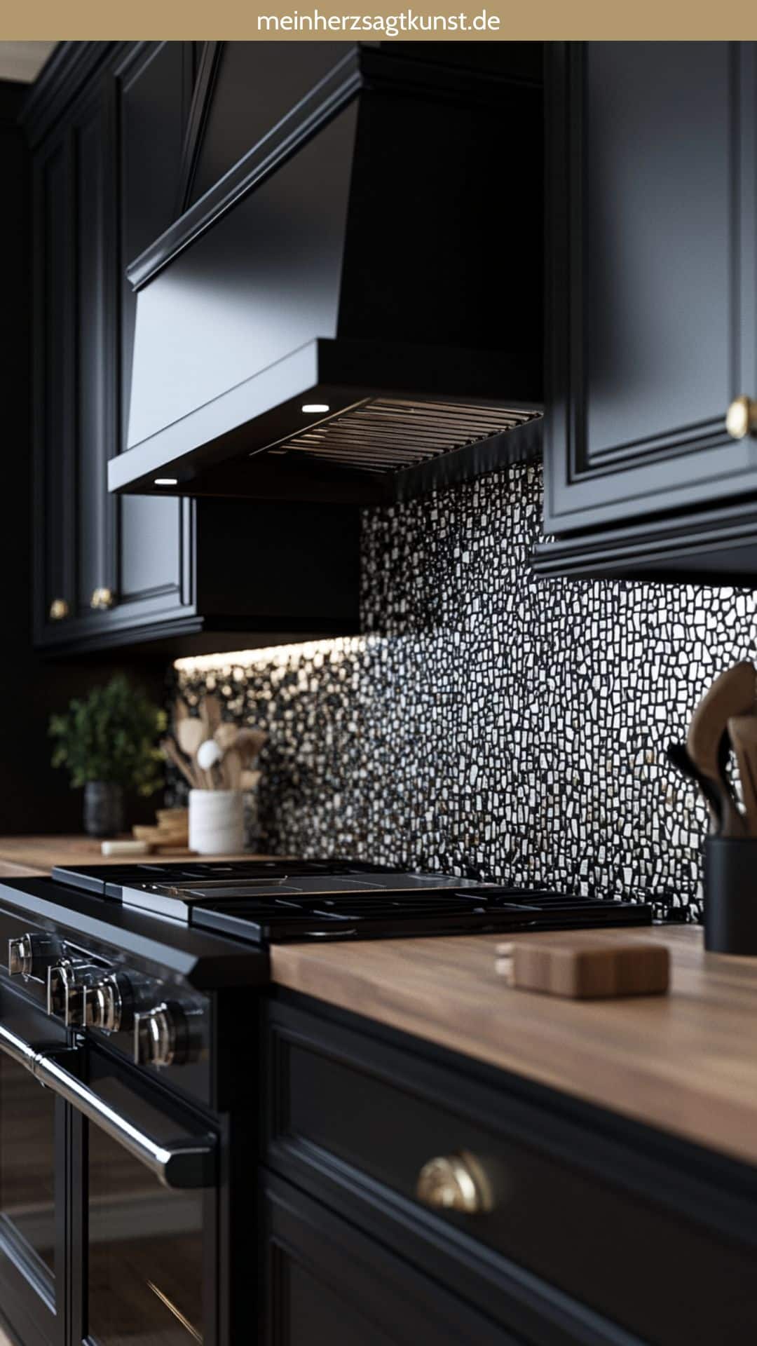 Schwarze Küche mit Mosaikfliesen