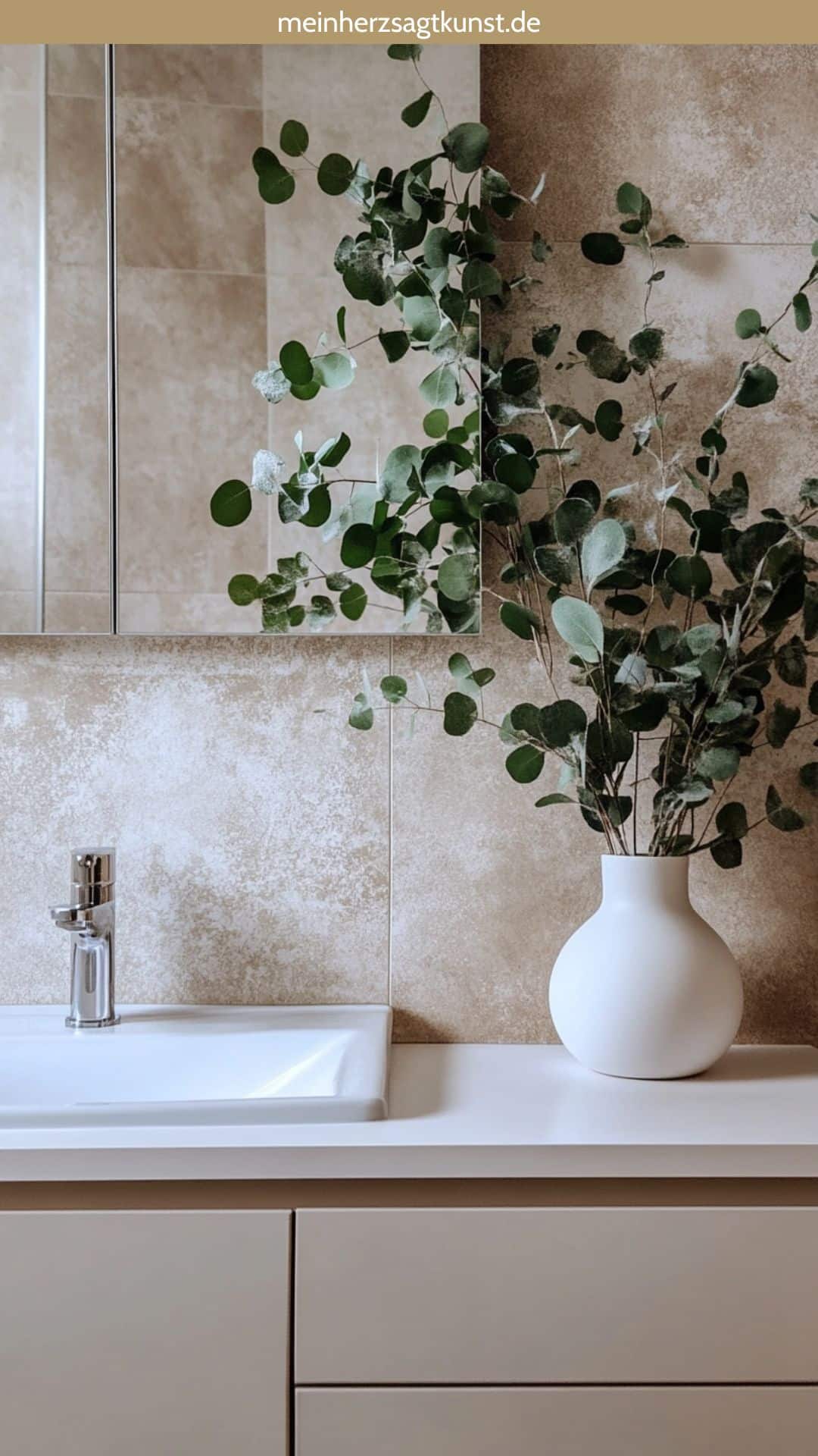 Vase mit Eukalyptuszweigen im Badezimmer