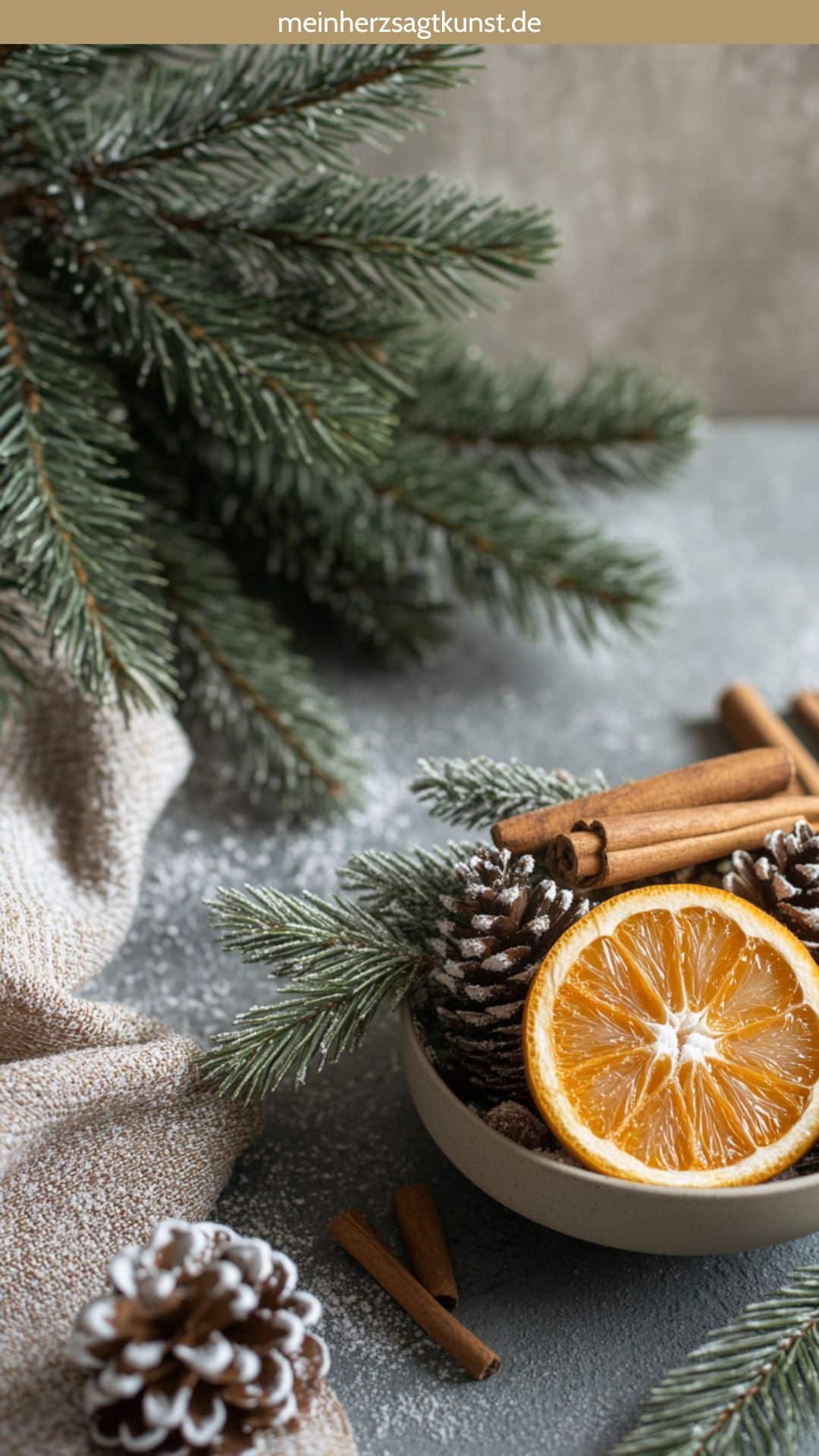 Weihnachtliche Duftkomposition mit Tannenzweigen und Zimt