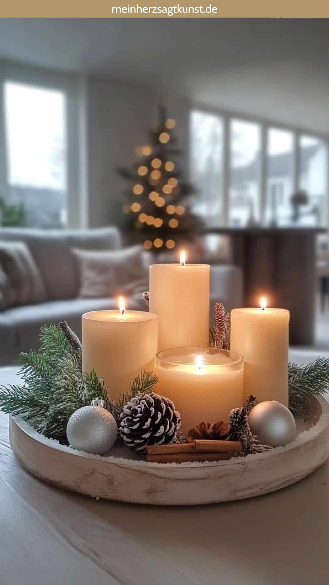 Kerzen auf Tablett mit Tannenzweigen weihnachtlich dekoriert