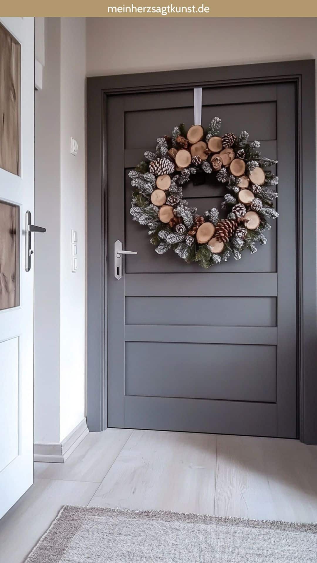 Rustikaler Türkranz mit Holzscheiben für Weihnachten