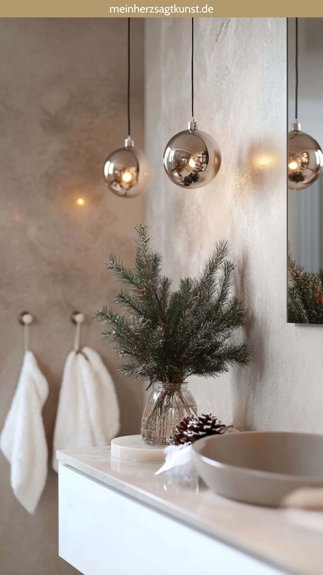 Weihnachtskugeln als weihnachtliche Dekoration im Badezimmer