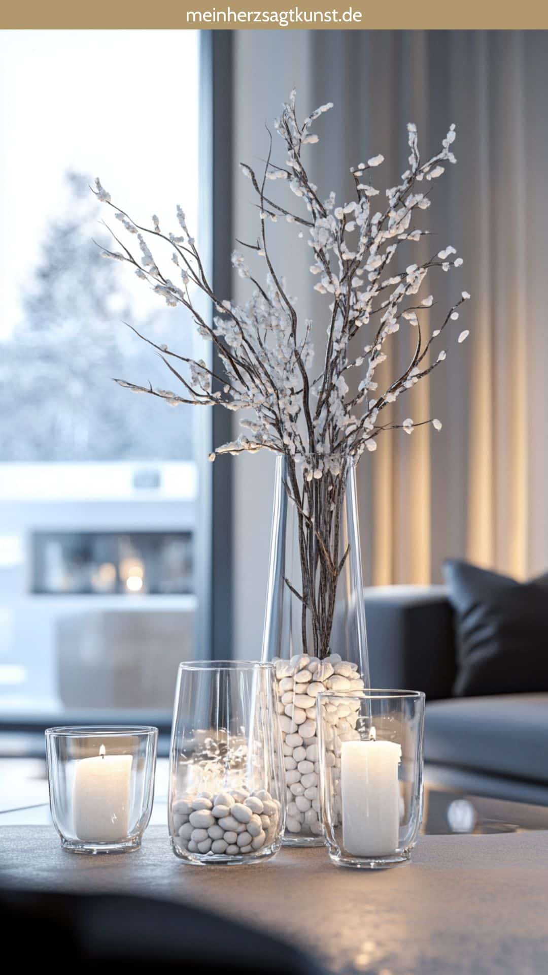 Glasvase mit weißen Kieseln und Kerzen dekoriert