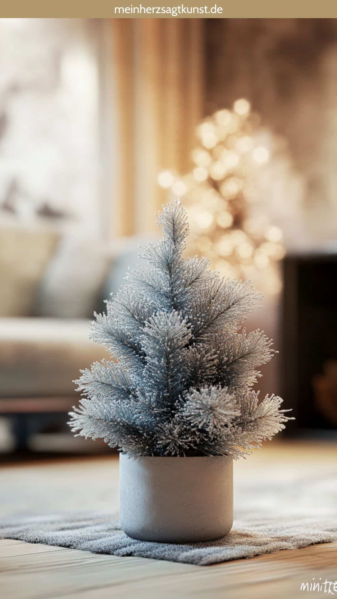 kleiner-winterbaum-aus-kiefernzweigen-in-blumentopf