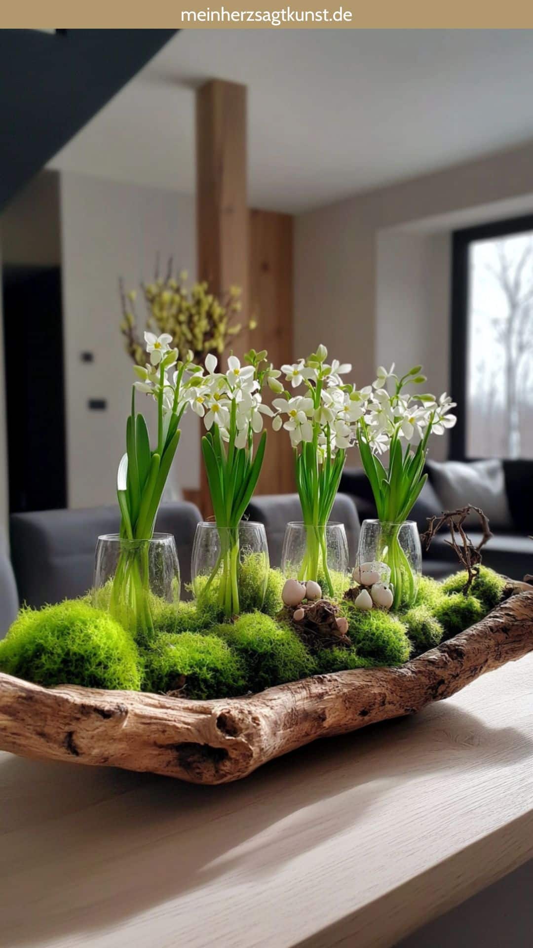 Waldähnliche Tischdekoration mit Hyazinthen, verschiedenen Moosarten und Naturmaterialien