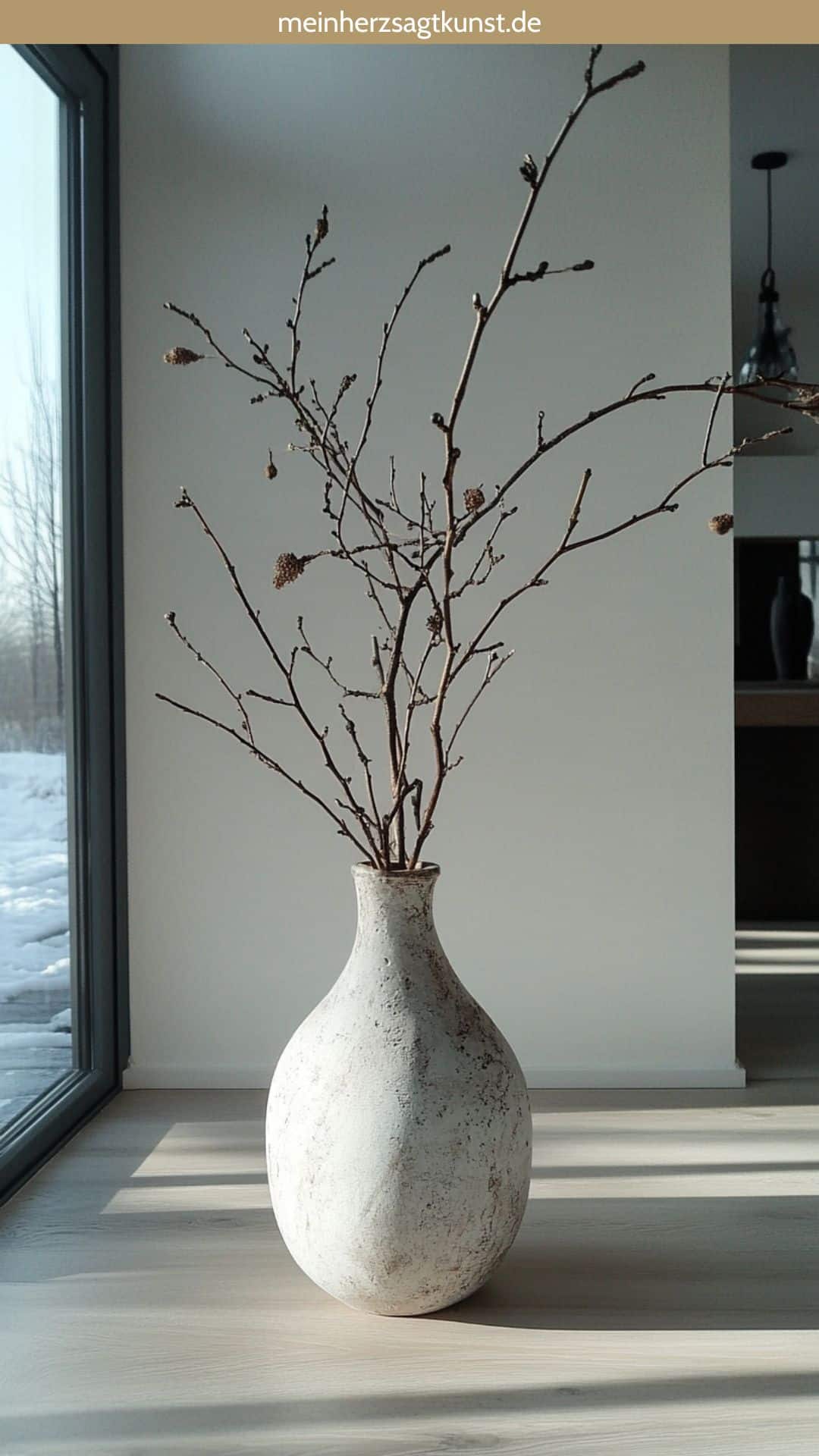 upcycling-vase-aus-flaschenkürbis-mit-zweigen