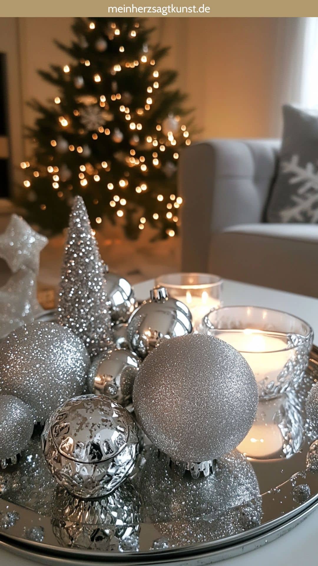 Silbernes Deko-Tablett mit glitzernden Weihnachtsdeko-Elementen