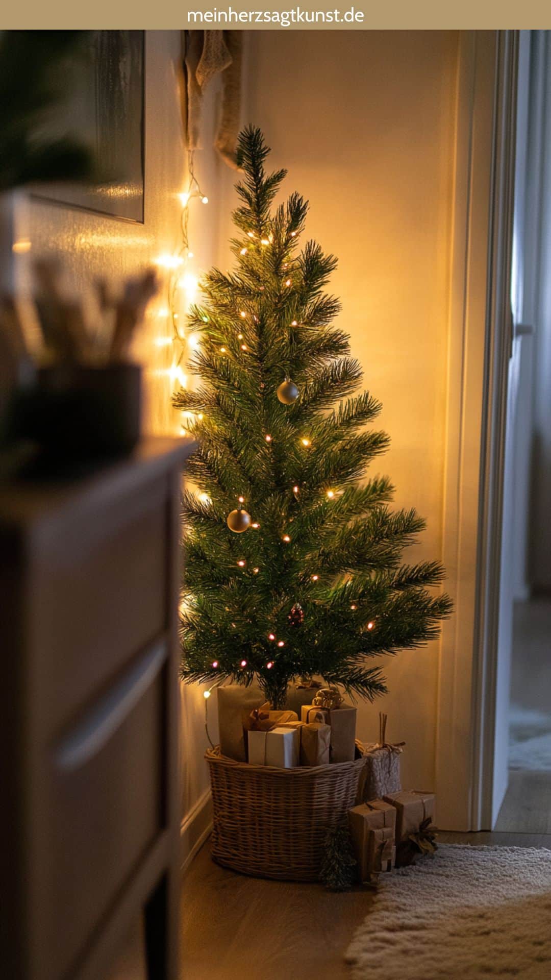 Mini-Weihnachtsbaum im Flur für festliche Stimmung