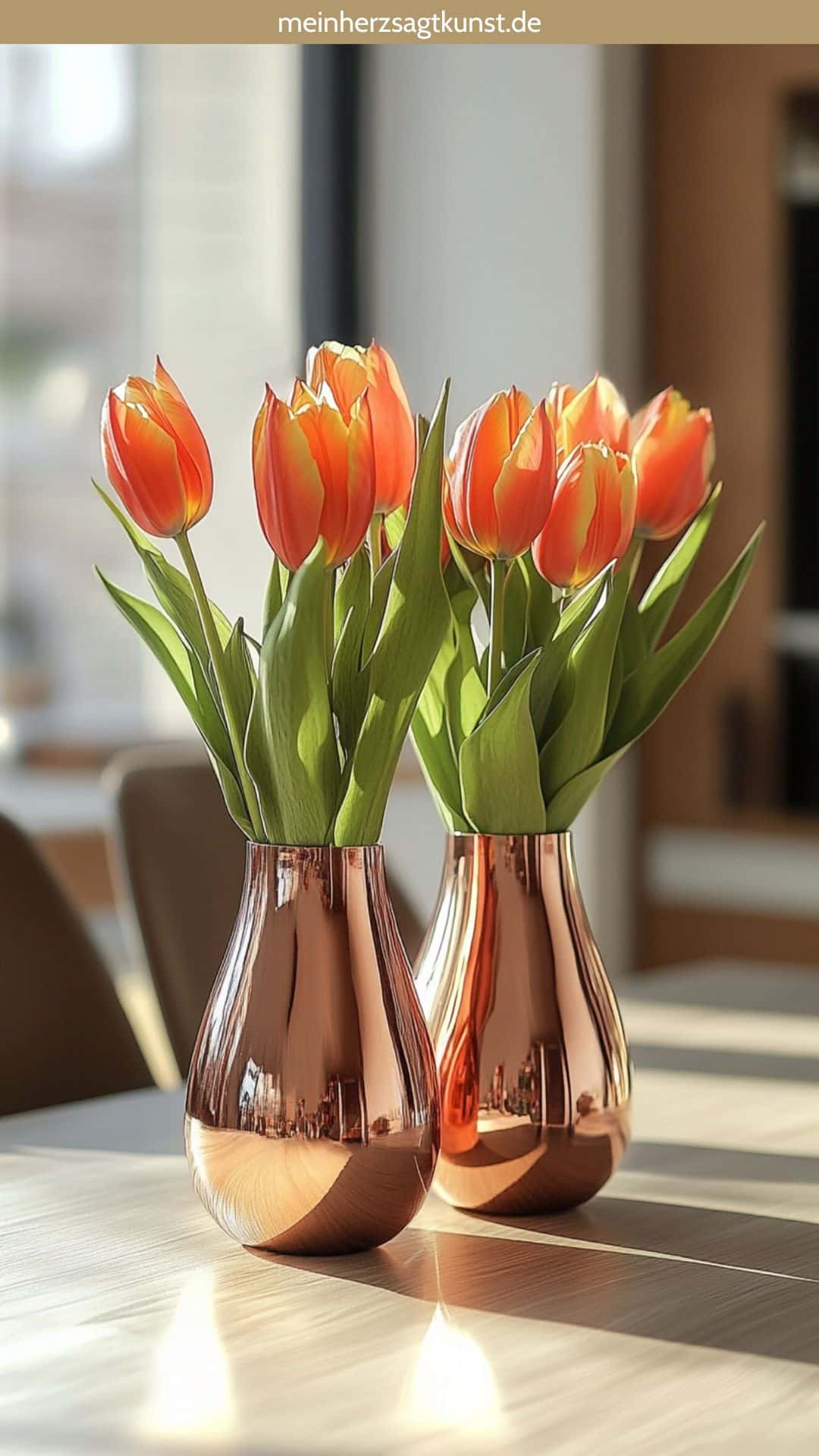 Tulpen in verschiedenen Höhen und Formen in modernen kupferfarbenen Vasen arrangiert