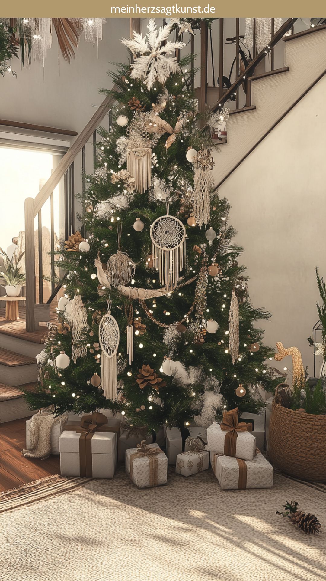 Weihnachtsbaum im Boho-Stil mit Makramee und Federn