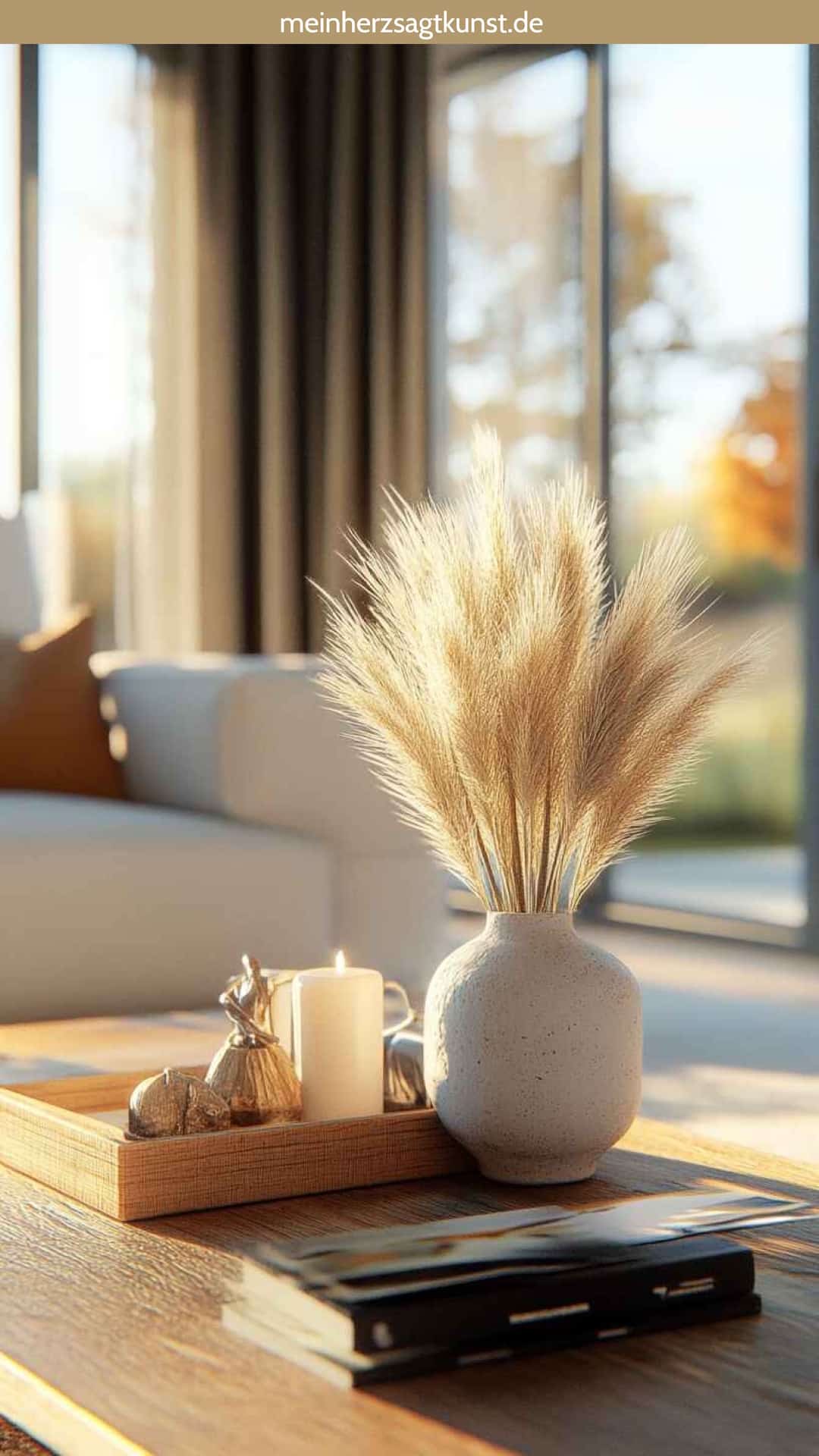 Elegante Couchtischdeko mit Pampasgras und Kerzen