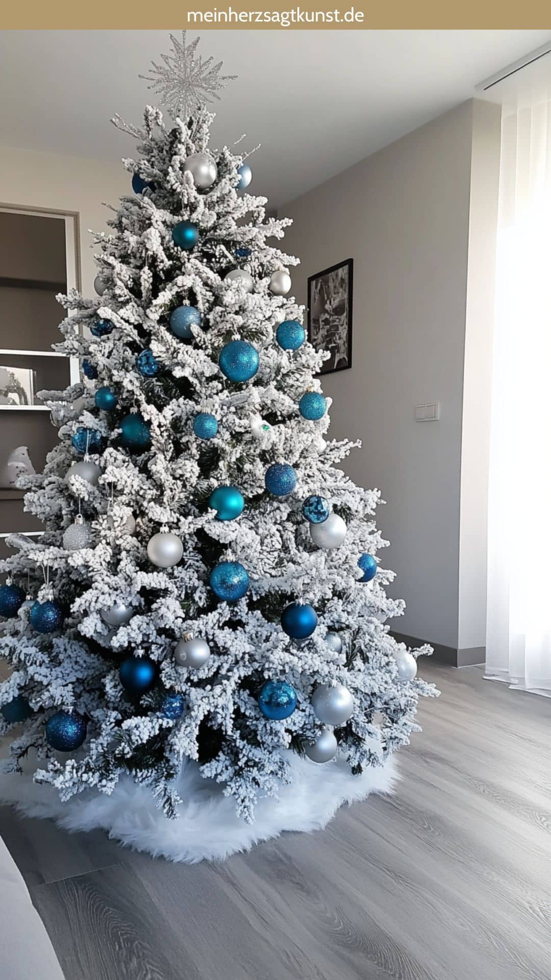 Weihnachtsbaum mit blauen und silbernen Kugeln und Schneeeffekt