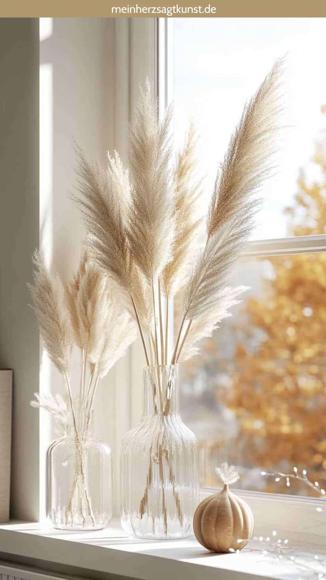 Pampasgras-Fensterdeko in Gläsern