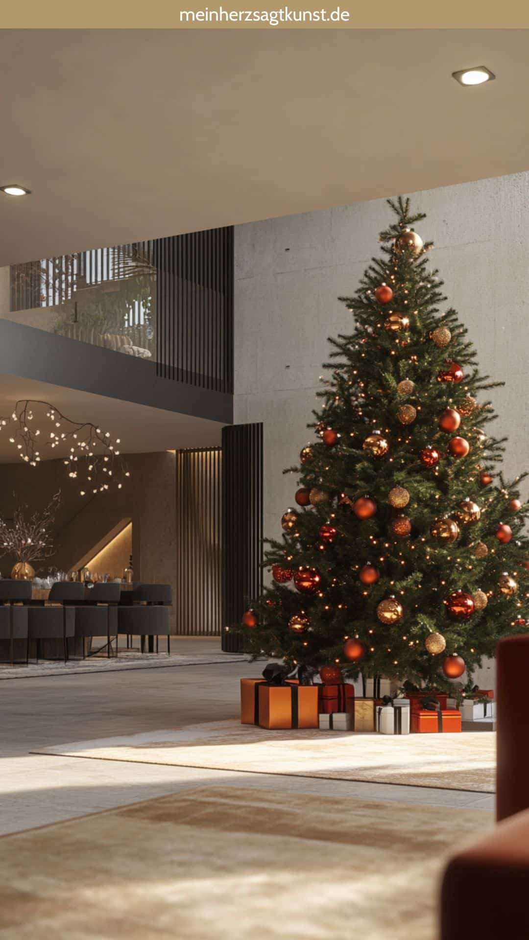 Weihnachtsbaum in Rot, Orange und Gold mit funkelnden Kugeln