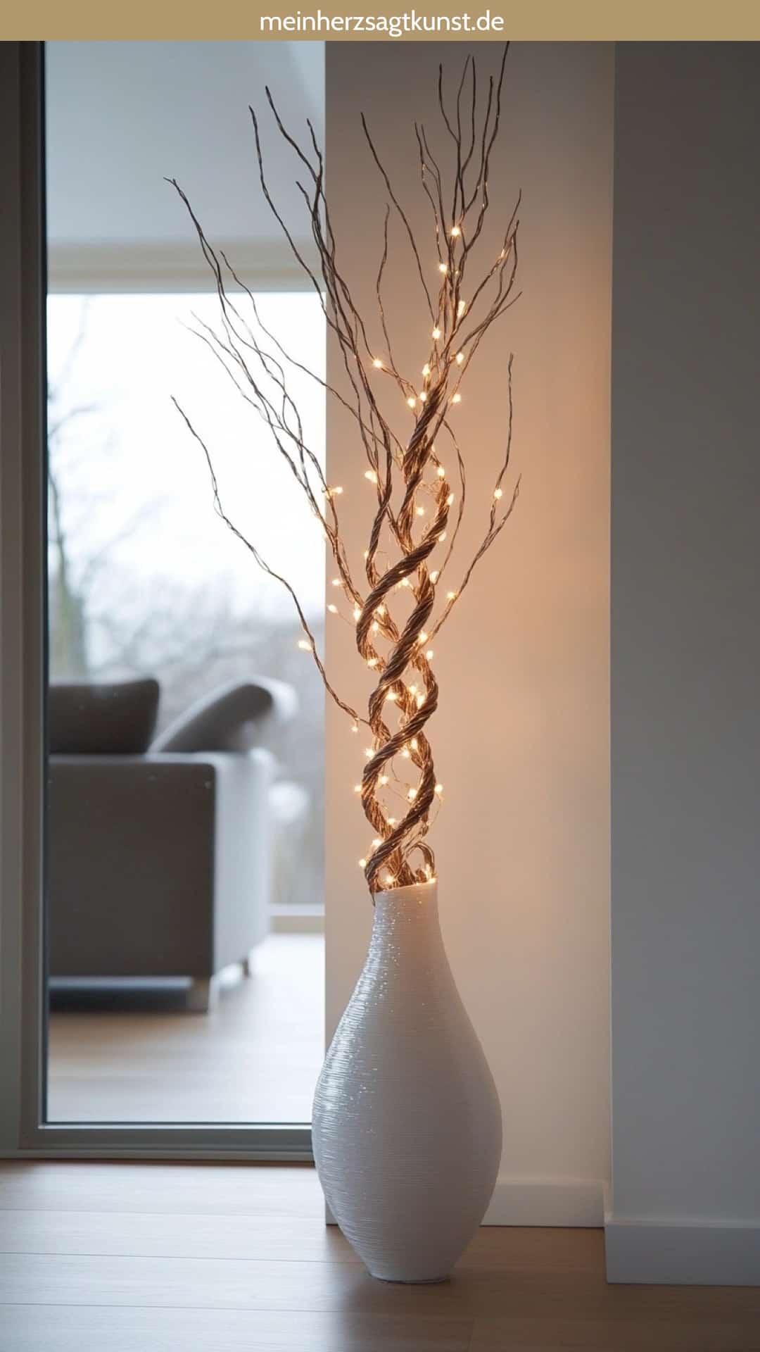 Bodenvase dekorieren mit Korkenzieherweide und LED-Lichtern