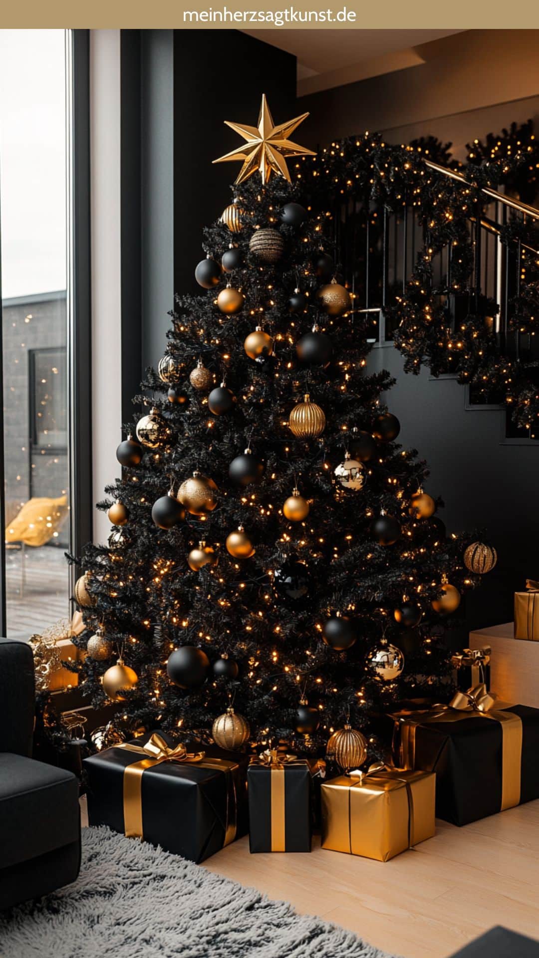 Moderner Weihnachtsbaum mit schwarzer und goldener Dekoration