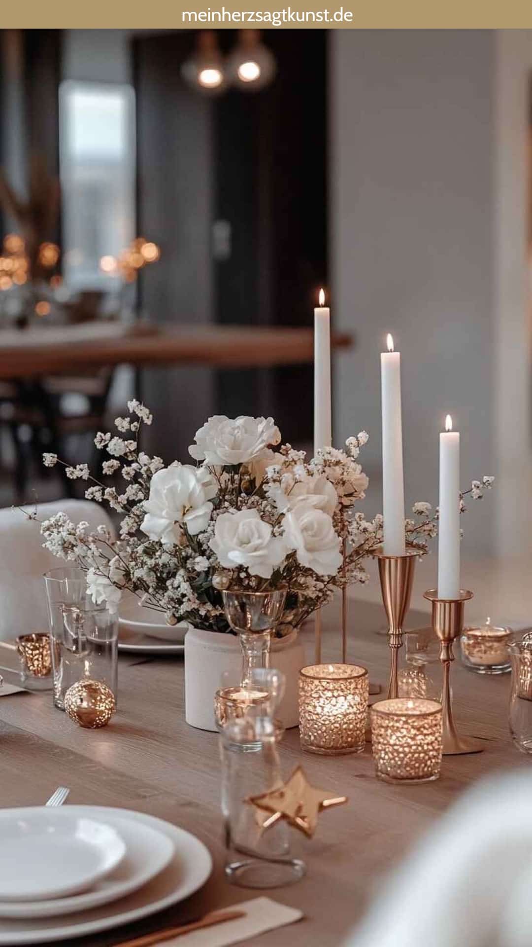 Ramadan Deko mit Kerzen und Blumen auf dem Tisch
