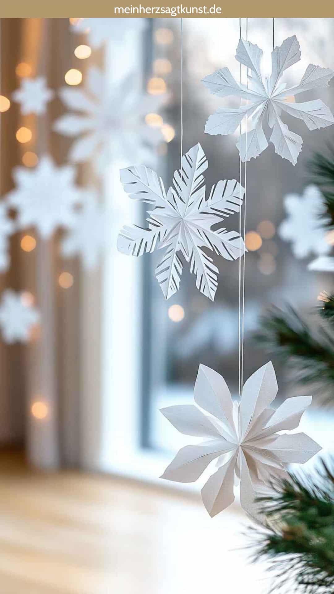 Schneeflocken aus Papier für die Übergang Deko nach Weihnachten