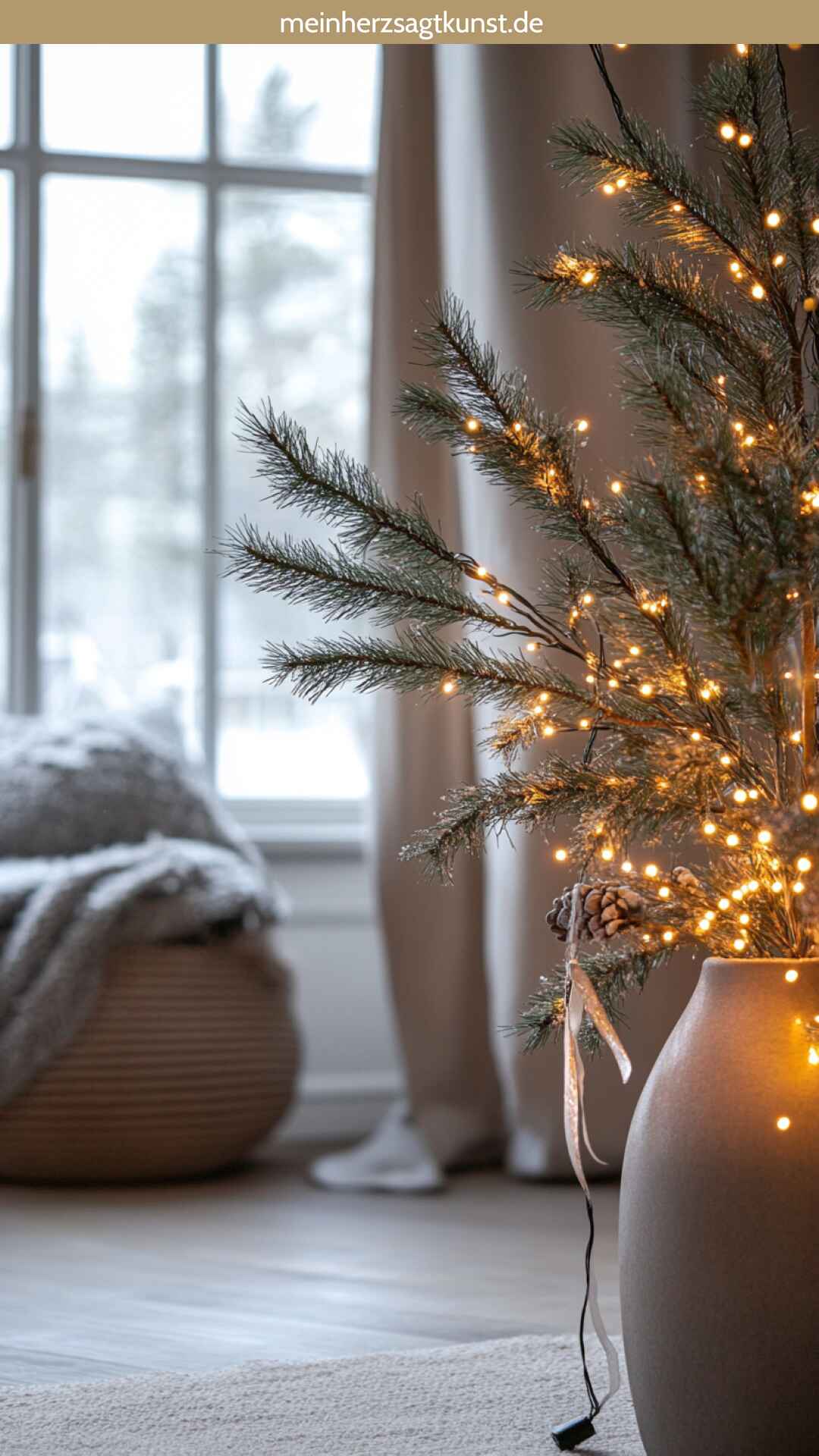 Bodenvase dekorieren mit Tannenzweigen und Lichterkette