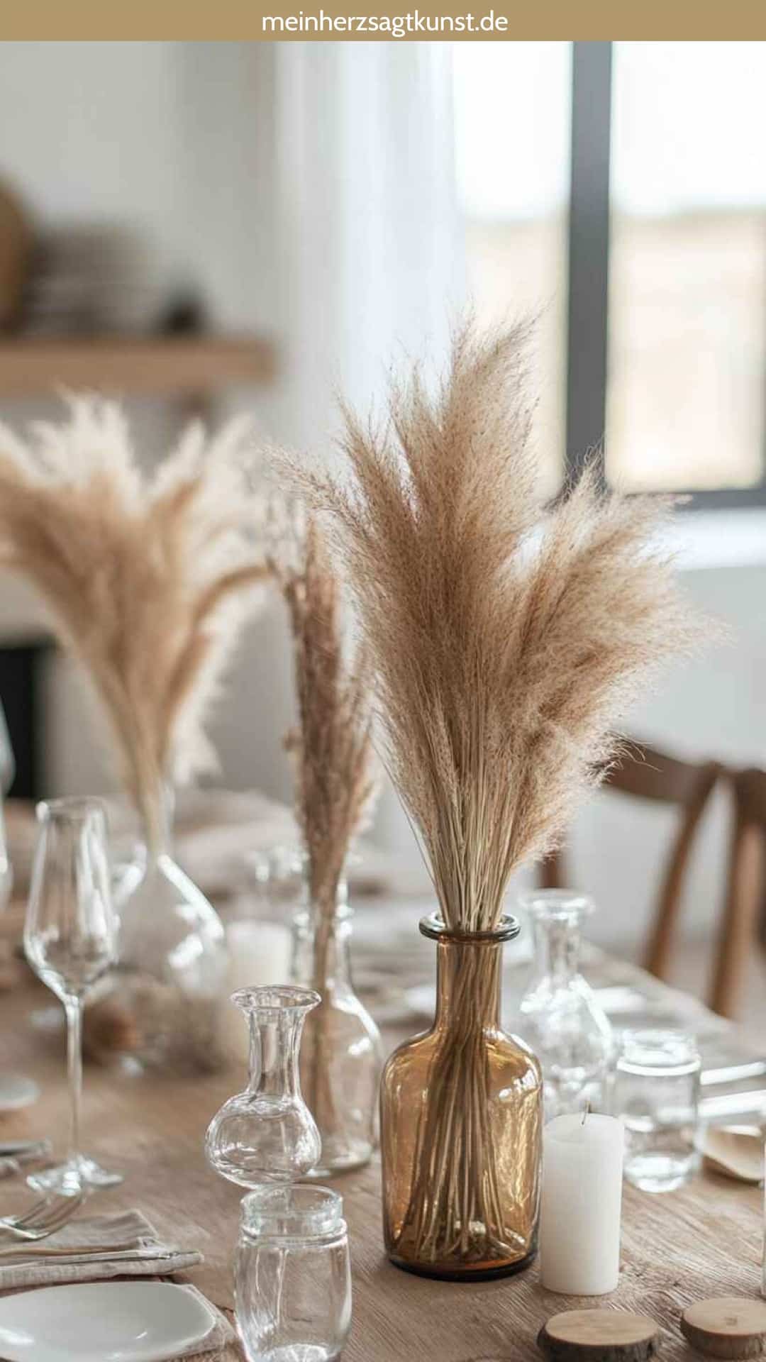 Elegante Tischdeko mit Mini-Vasen und Pampasgras