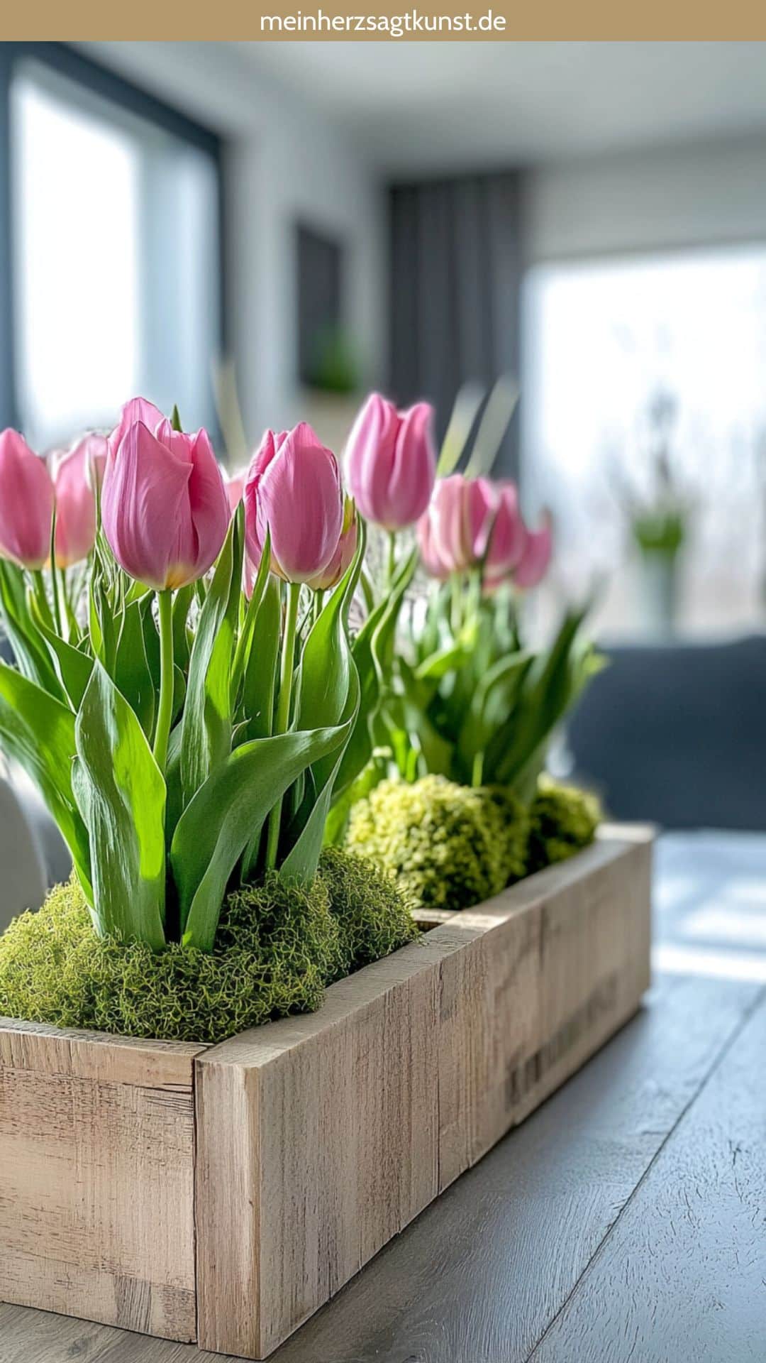Tulpen in Mooskissen, arrangiert auf flachen Holzkästen.