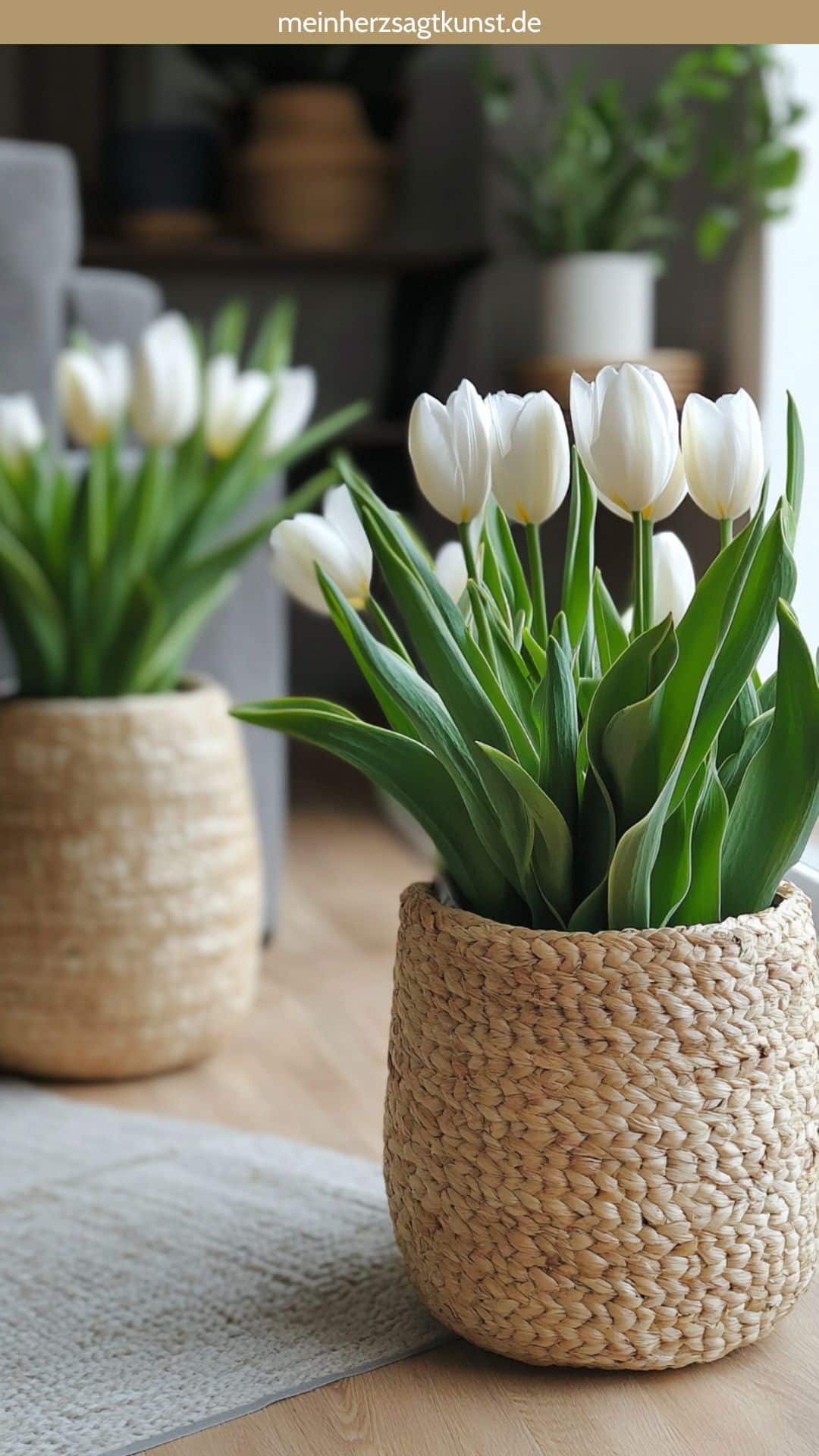 Tulpen in Bastkörben mit natürlichen Akzenten.