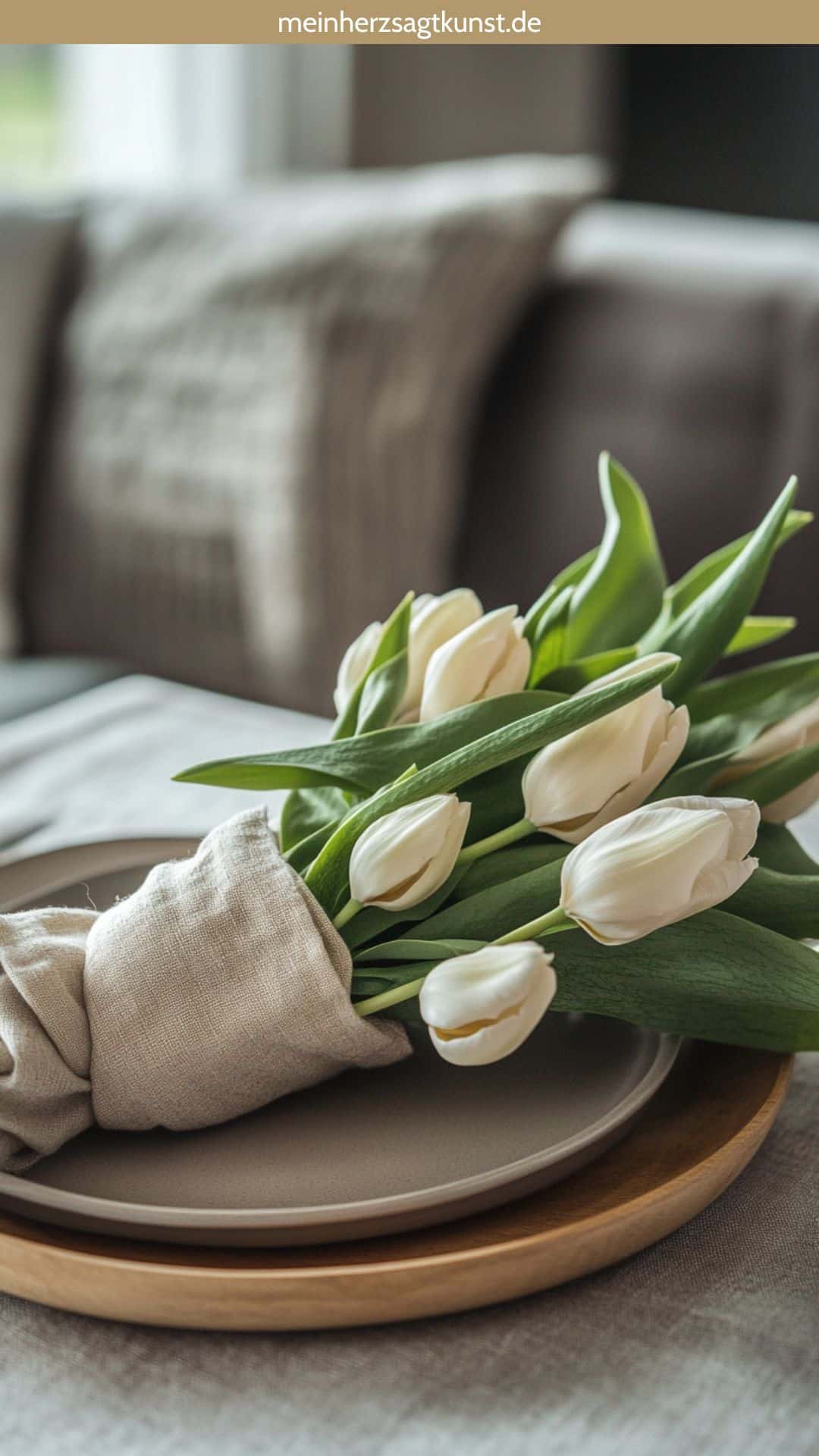 Tulpensträußchen in Stoffservietten eingebunden als Tischdeko