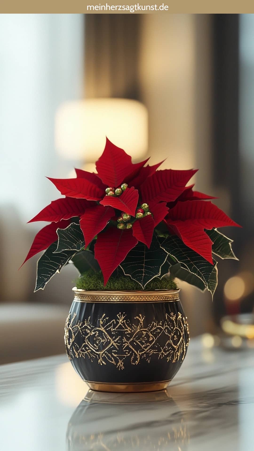Weihnachtsstern im Keramiktopf mit Goldakzenten Blumendeko