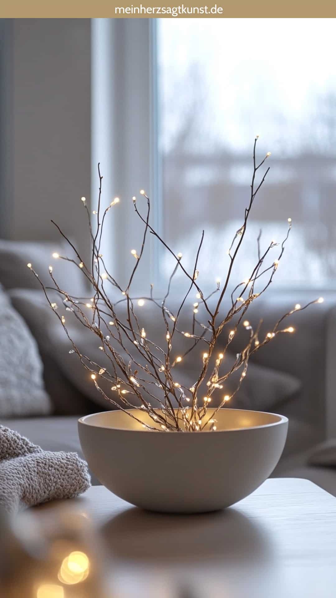Schale mit Zweigen und warmweißen Lichterketten