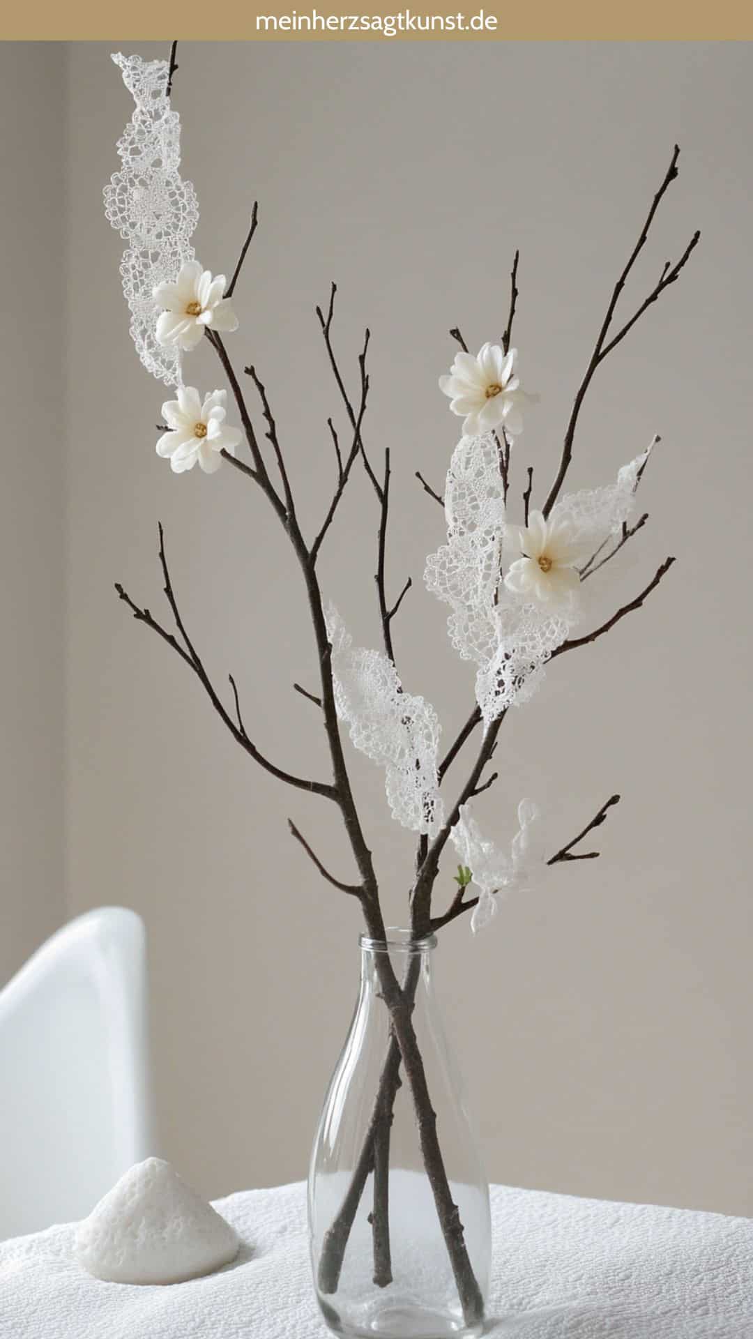 Mit Spitze umwickelte Äste als romantische Frühlingsdeko