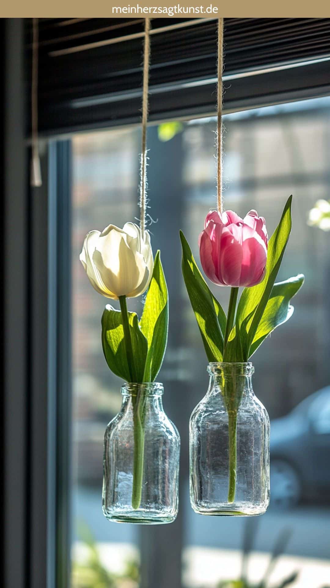 Hängevasen aus Altglas mit Blumen dekoriert