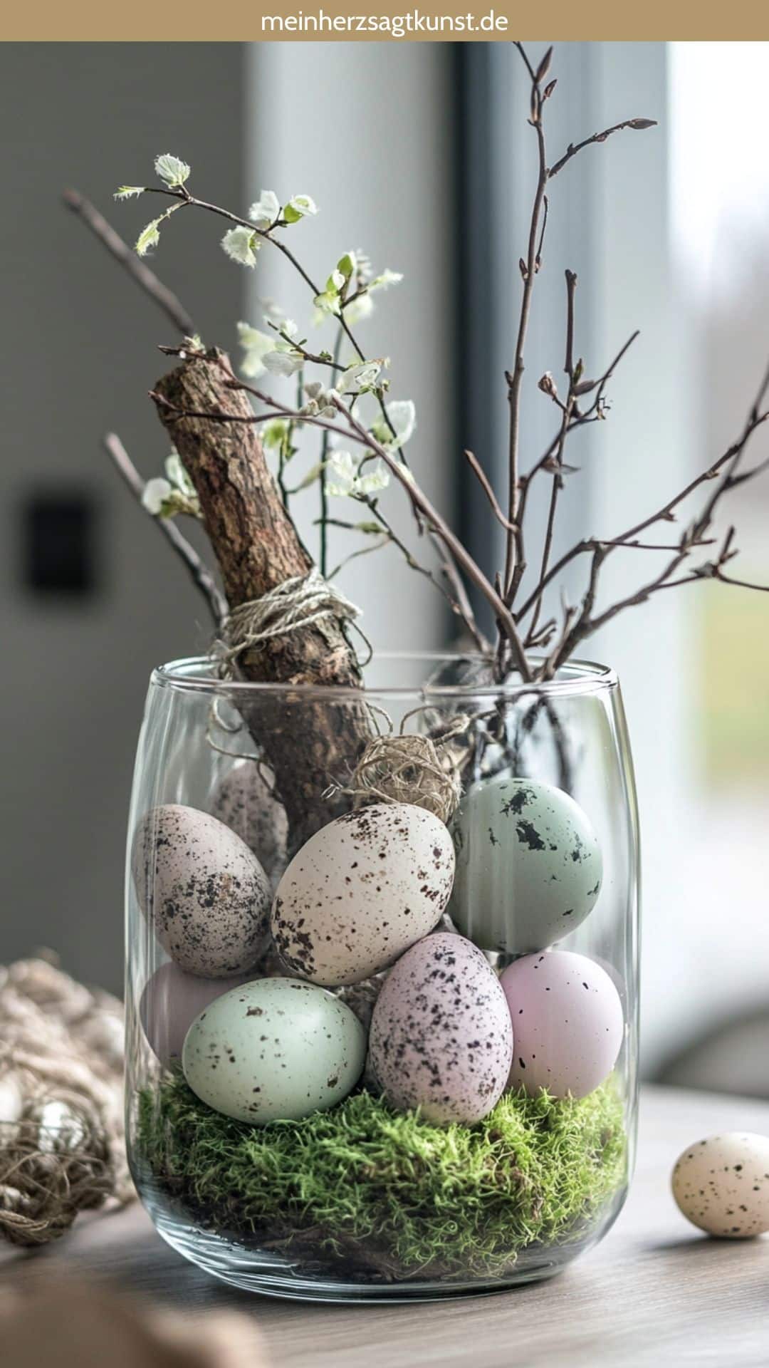 DIY Osterdeko mit Baumrinde und Eiern im Glas