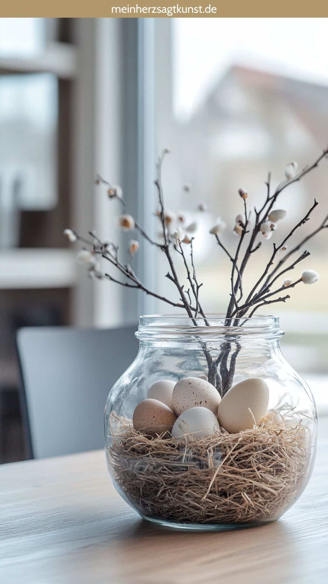 Rustikale Osterdeko mit Heu und Eiern im Glas