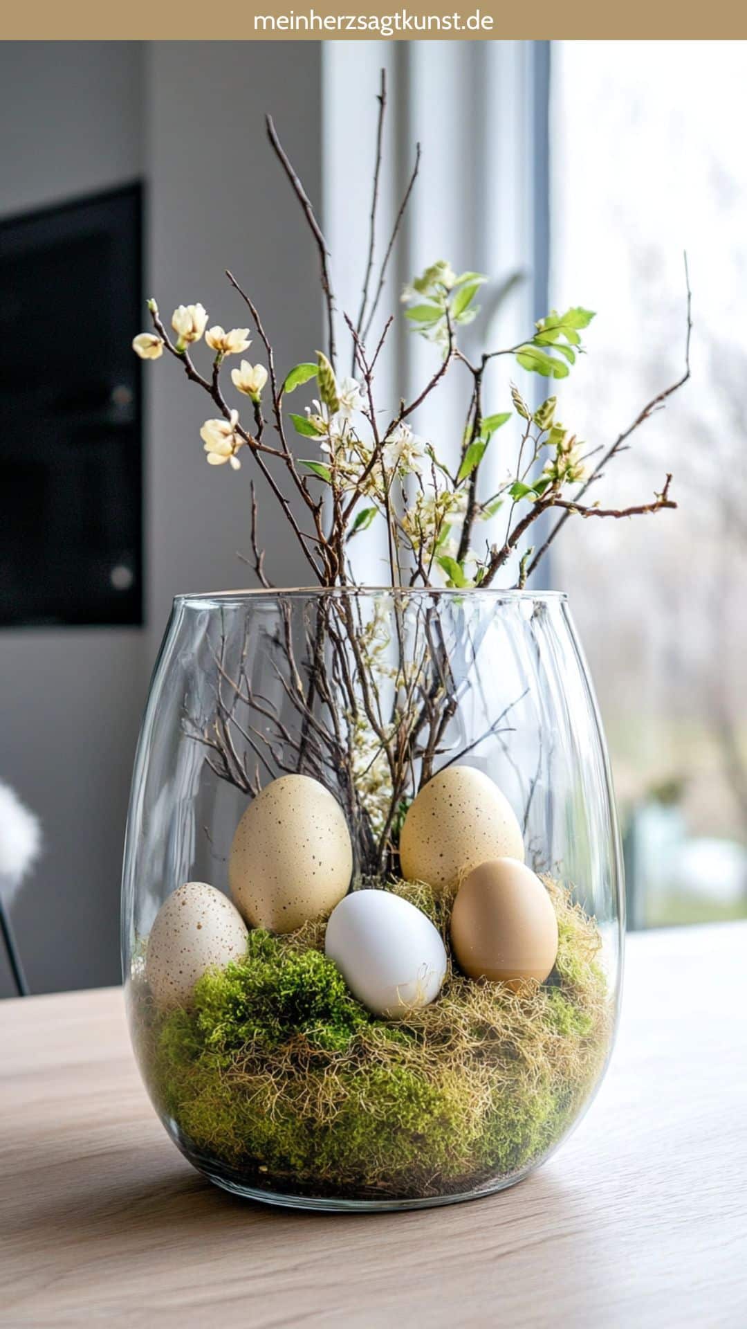 Glas mit Moos, Eiern und Zweigen als Osterdeko