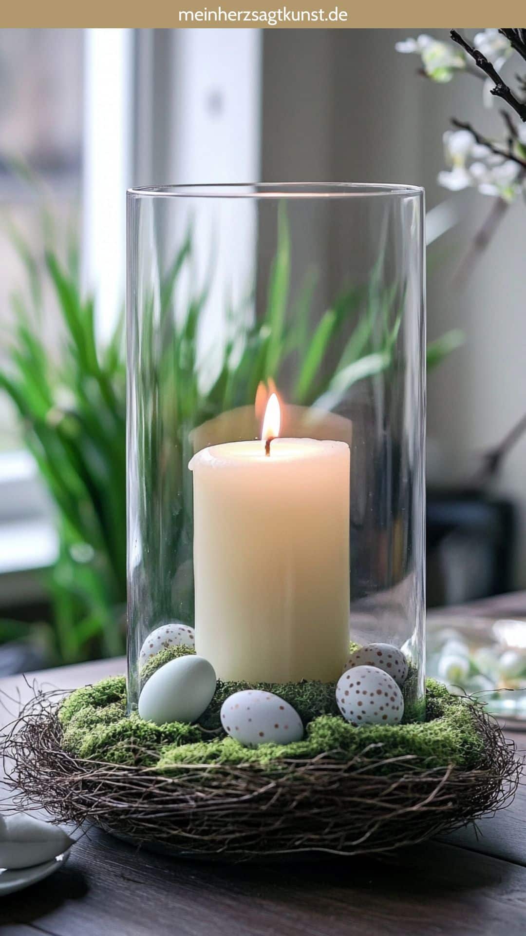 Osterdeko mit Moos und Kerze im Glas