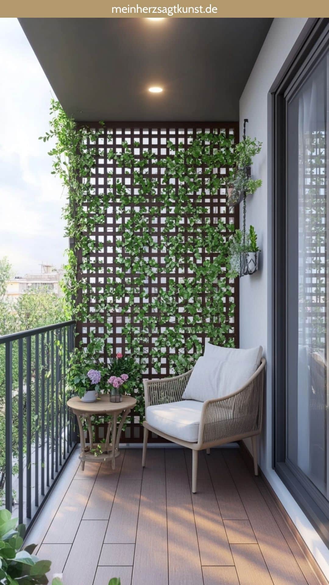 Gemütlicher Balkon mit Sichtschutz aus Bambusmatten.