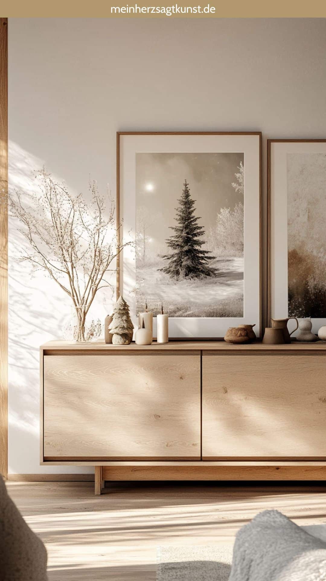 Winterliche Bildergalerie mit Schneelandschaften auf einem Sideboard.