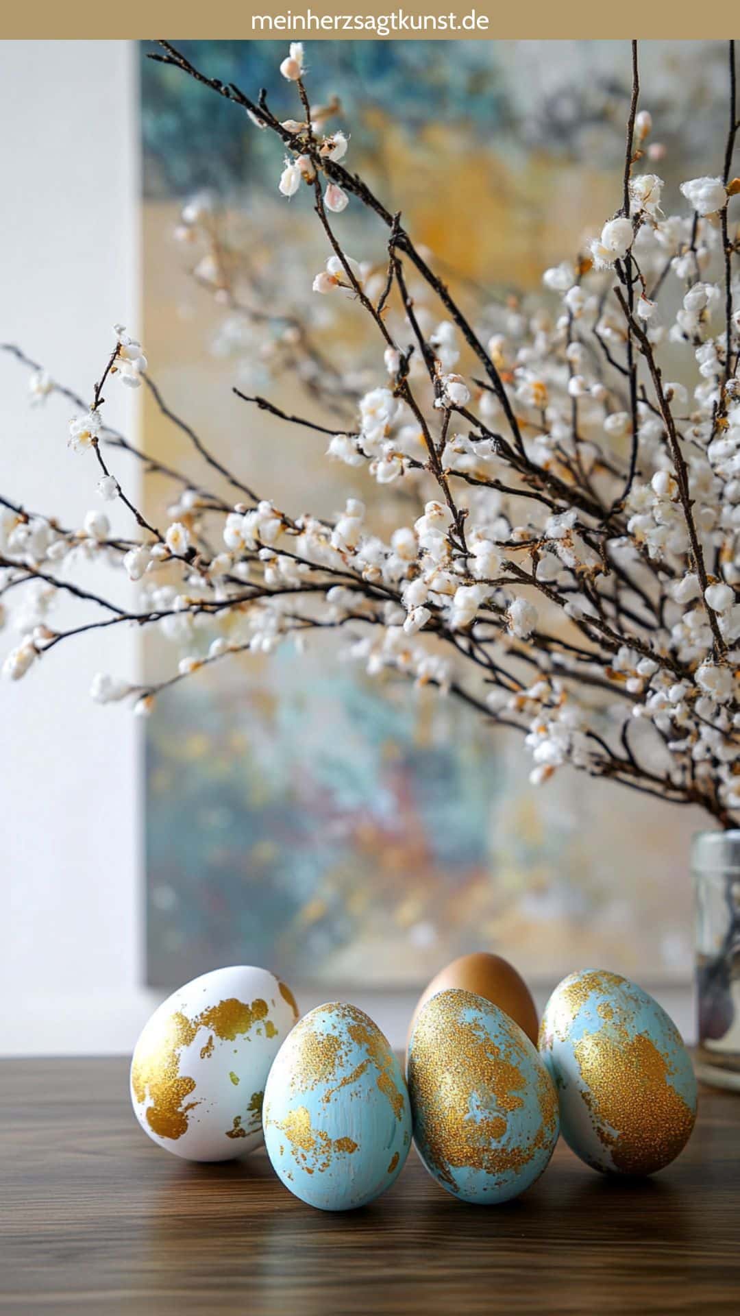 Ostereier mit goldenen Sprenkeln.