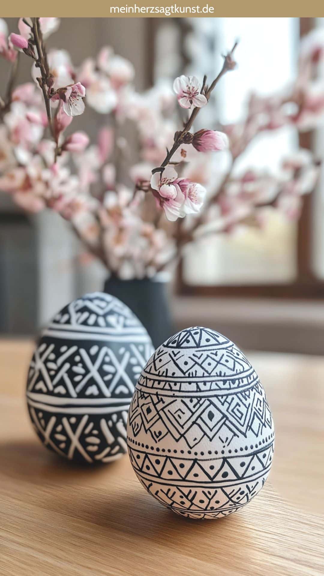 Ostereier mit minimalistischen Schwarz-Weiß-Mustern.