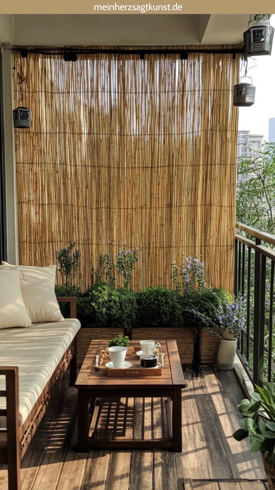 Kleiner Balkon mit Sichtschutz aus Bambusmatten
