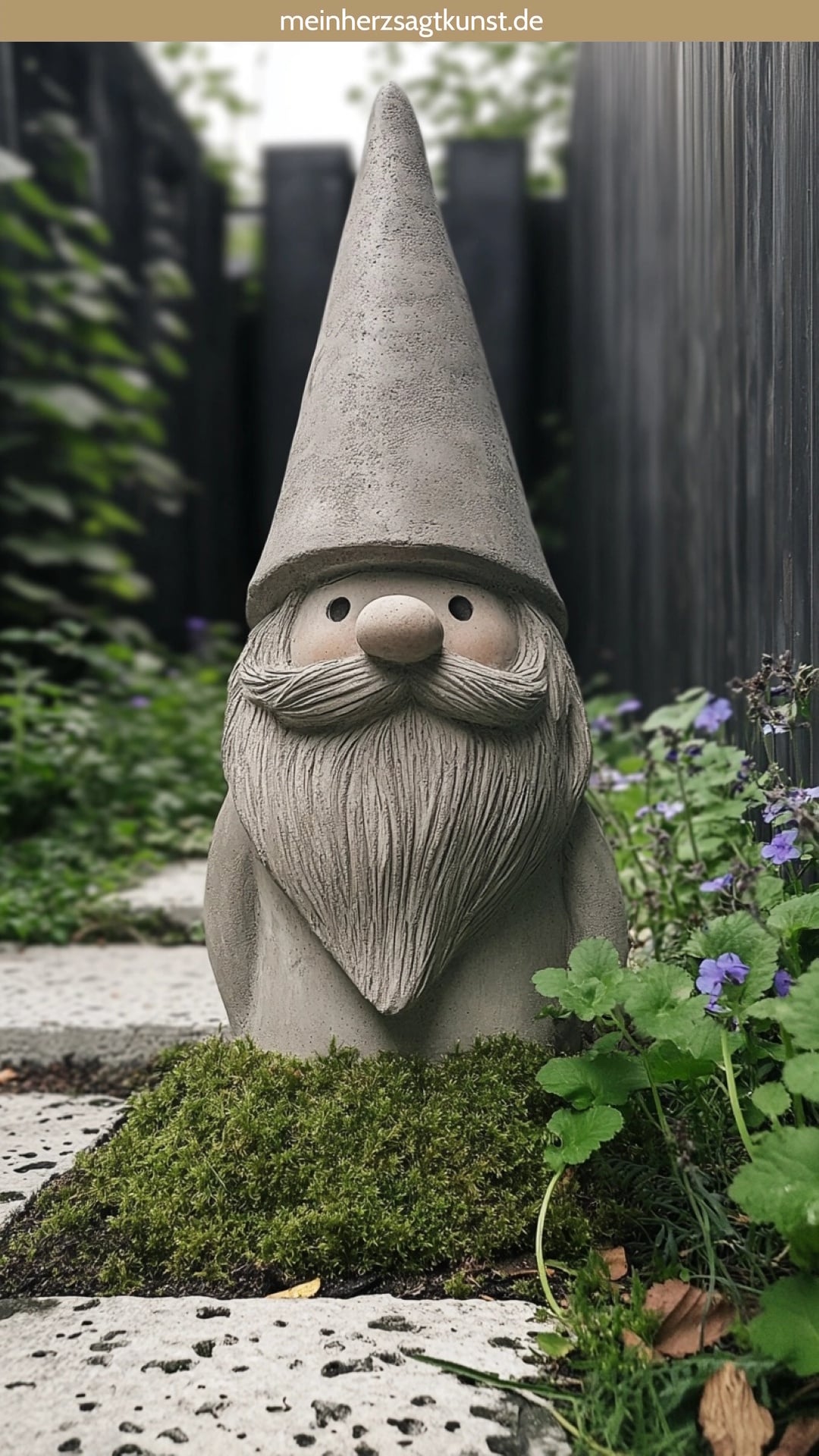 Gartendeko aus Beton: Gartenwichtel zwischen Stauden