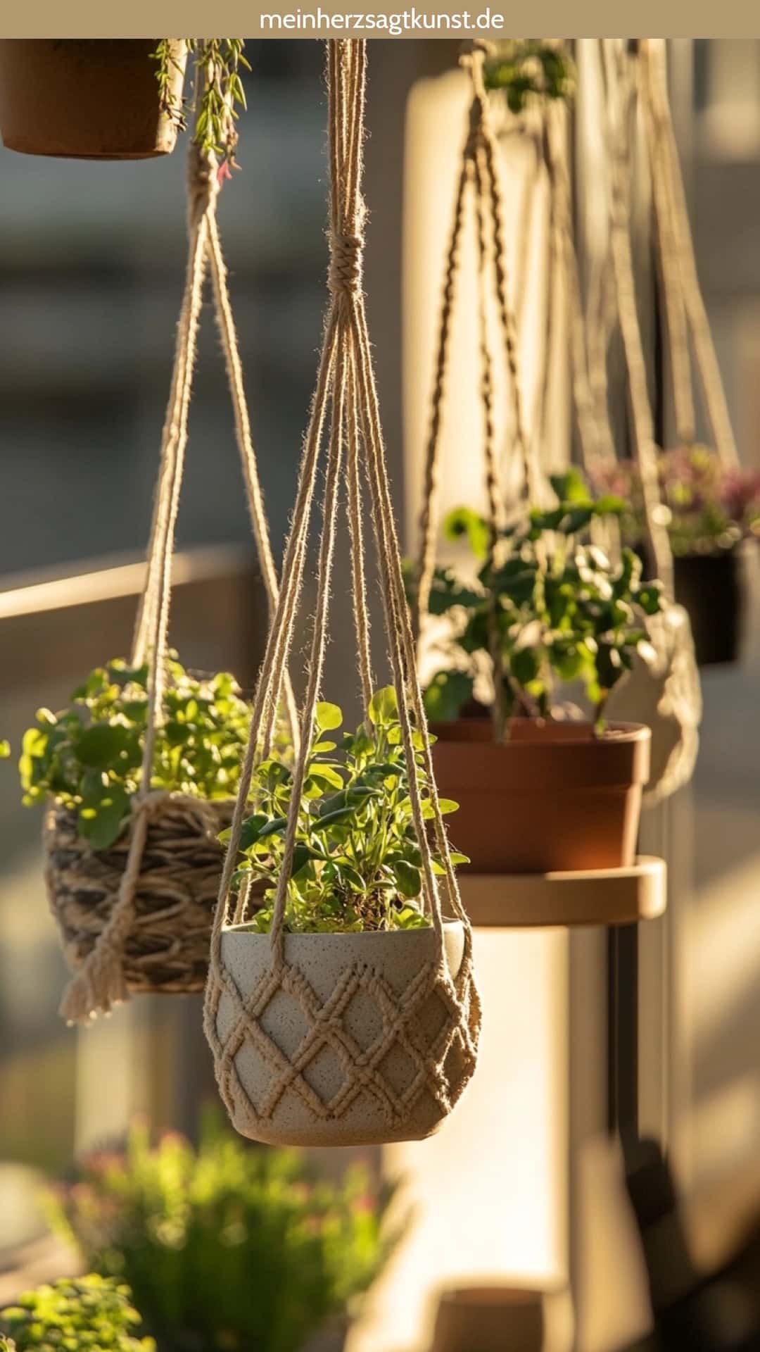 balkon deko ideen haengende pflanzentoepfe