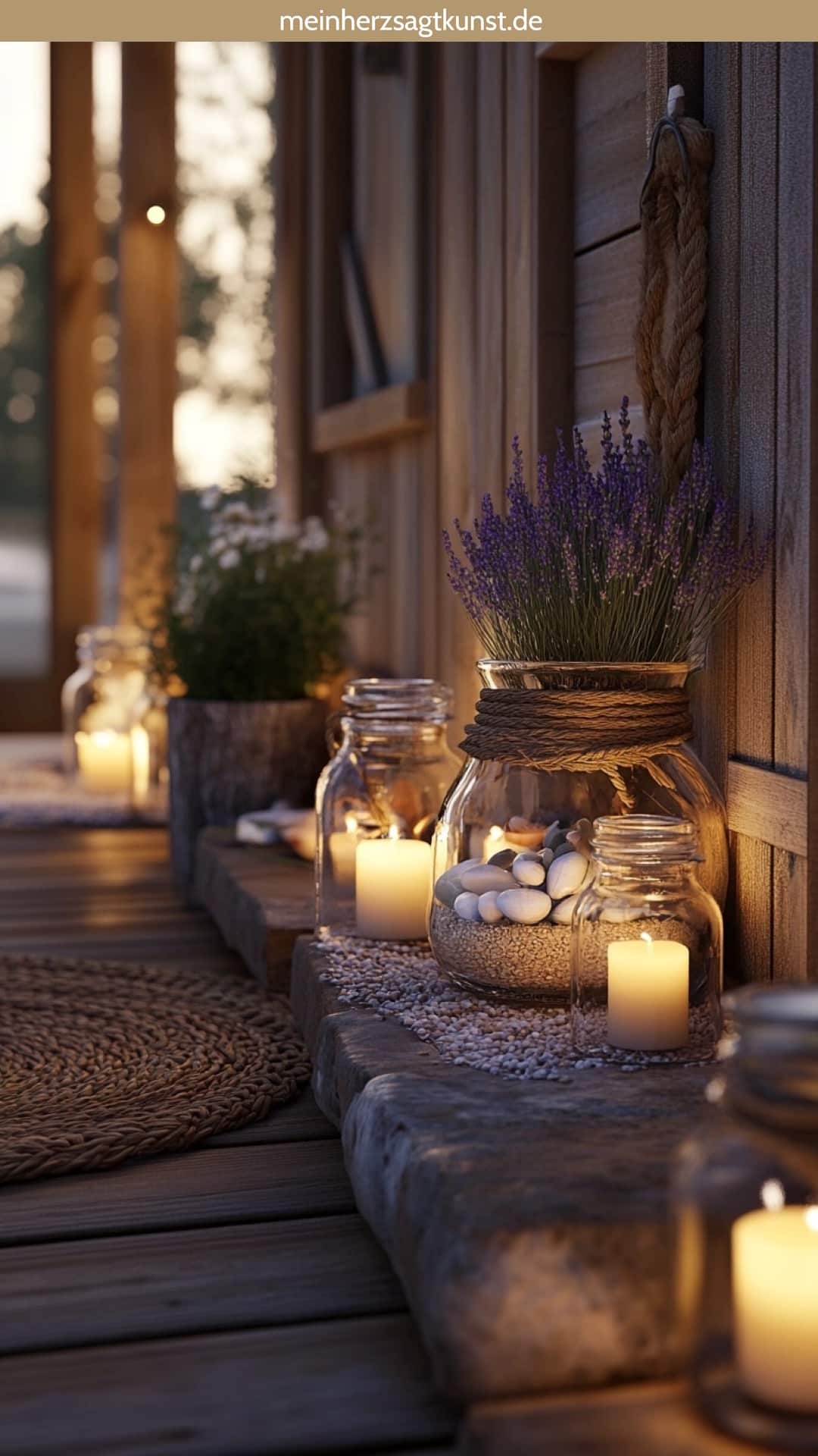 Terrasse Ideen mit Einmachglas-Kerzen als Windlichter