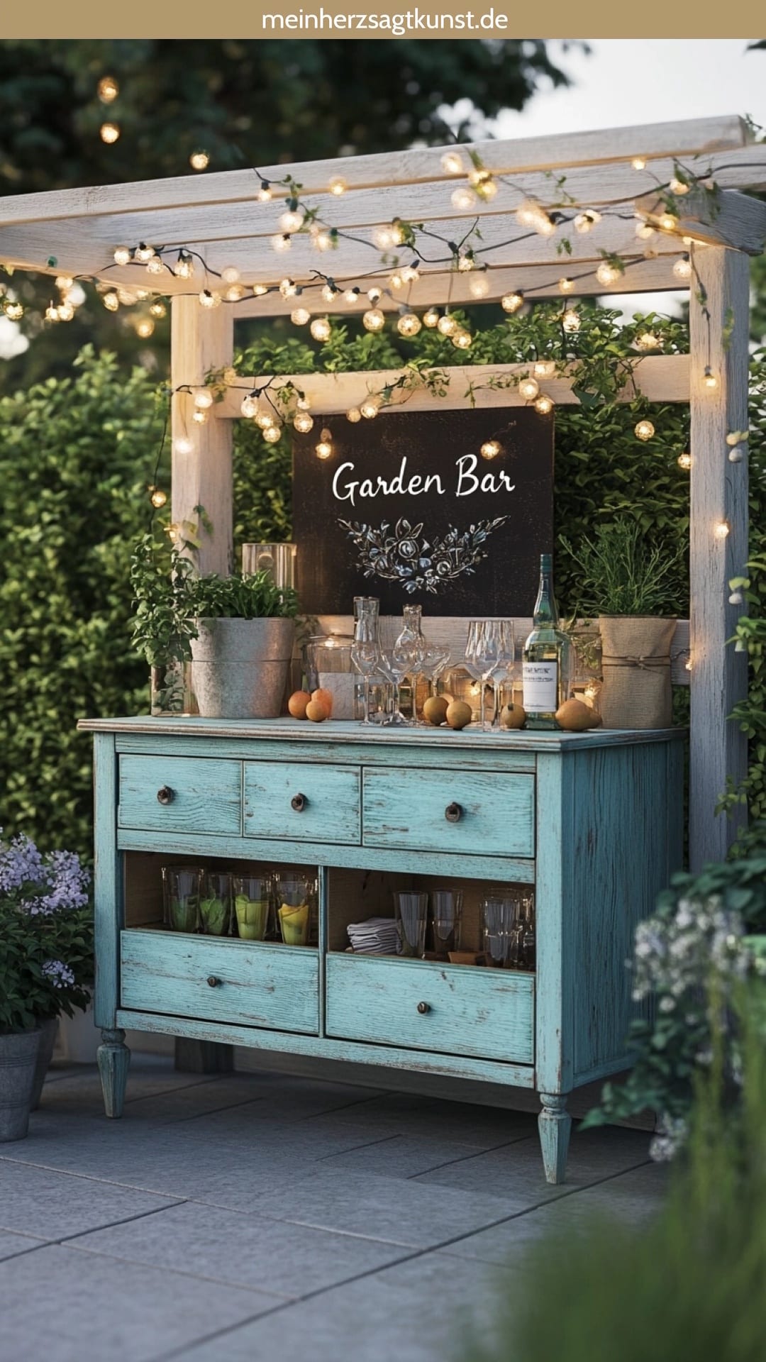 Terrasse Ideen mit selbstgebauter Gartenbar aus alter Kommode