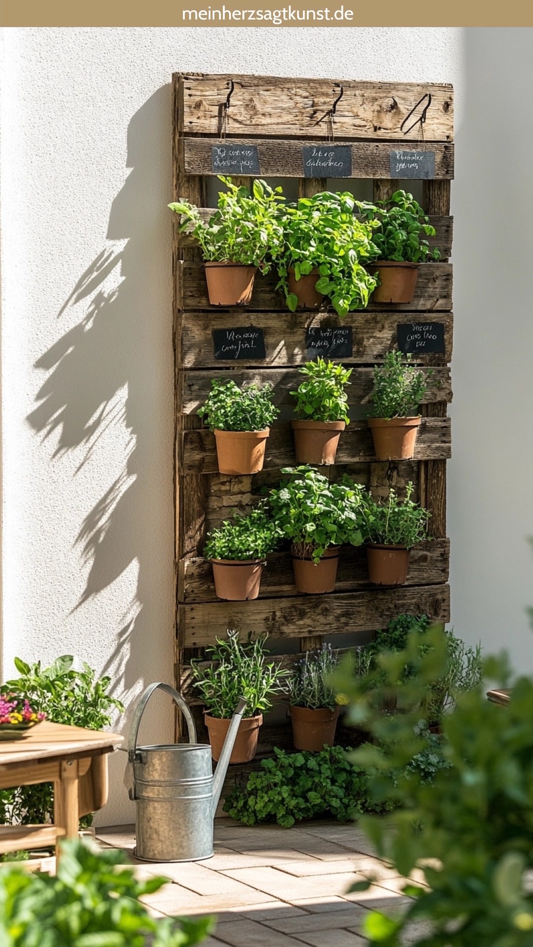 Terrasse Ideen mit Kräuterwand aus Paletten