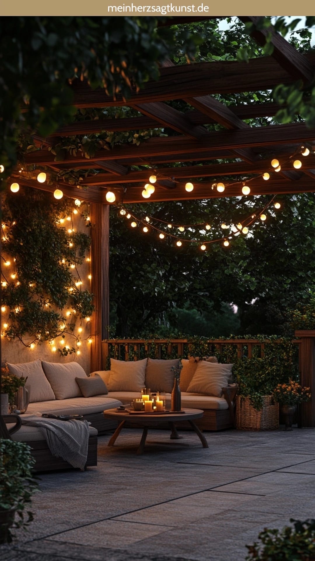 Terrasse Ideen mit Solarlampen-Lichterkette für stimmungsvolles Licht